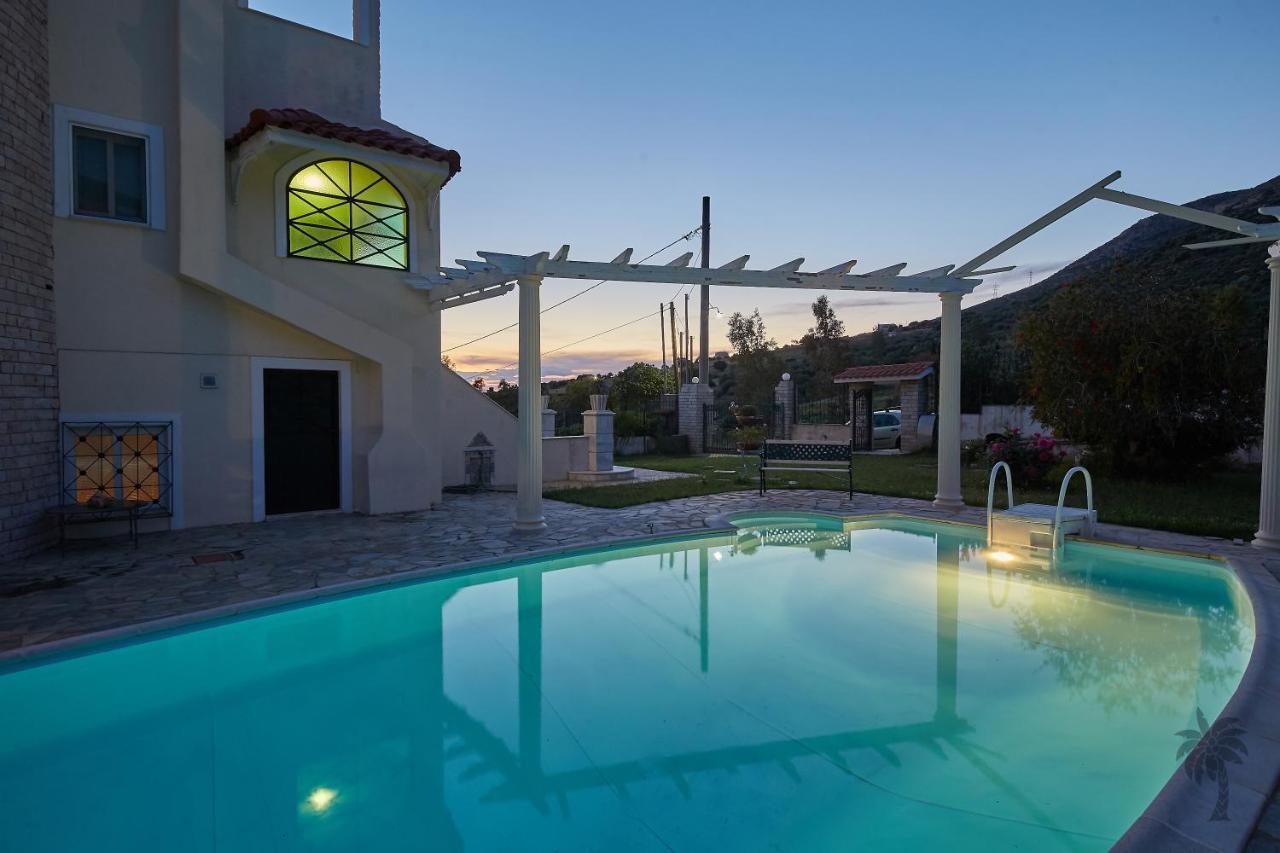 Villa Konstadina With Swimming Pool Kalivia Thorikou Bagian luar foto